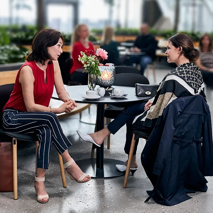 Frau mit Hörgeräten in einem Restaurant