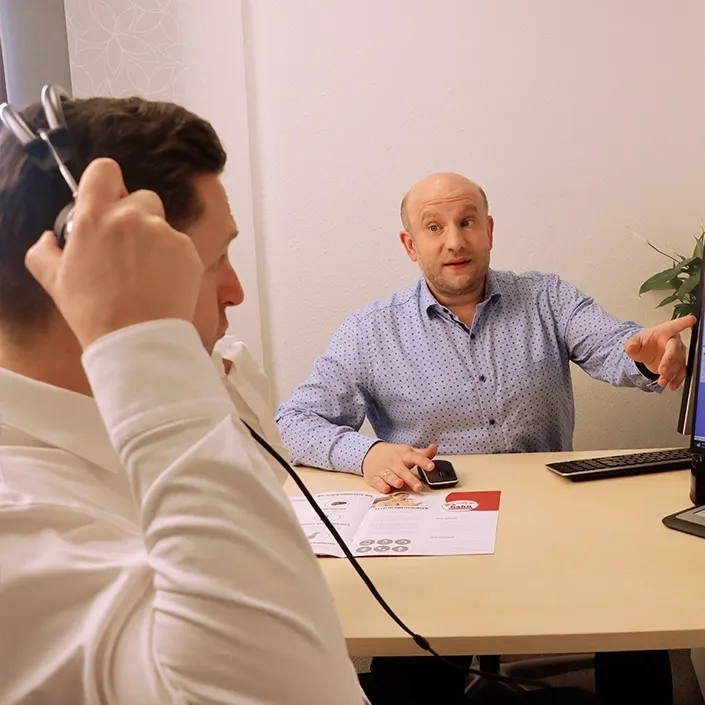 Mann bei einer professionellen Höranalyse