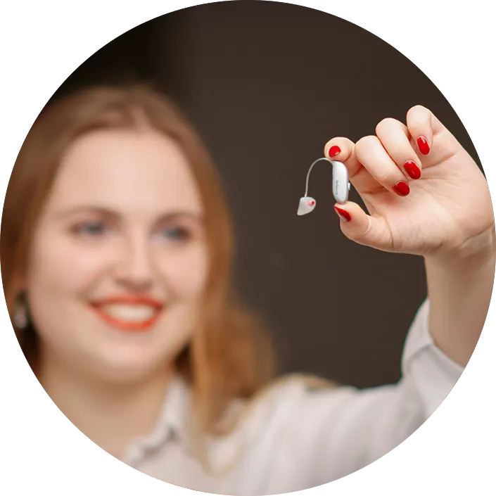 Eva Schiffmeyer mit Hörgerät in der Hand