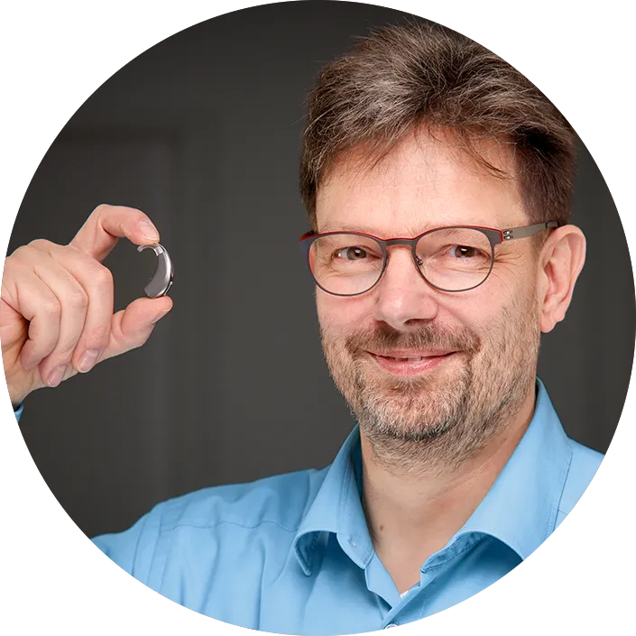 Dipl. Ing. Thilo Hahn mit modernem Hörgerät