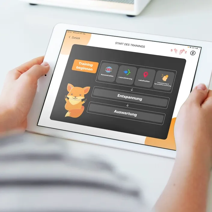 Frau mit Tablet beim Clever-Fox Hörtraining